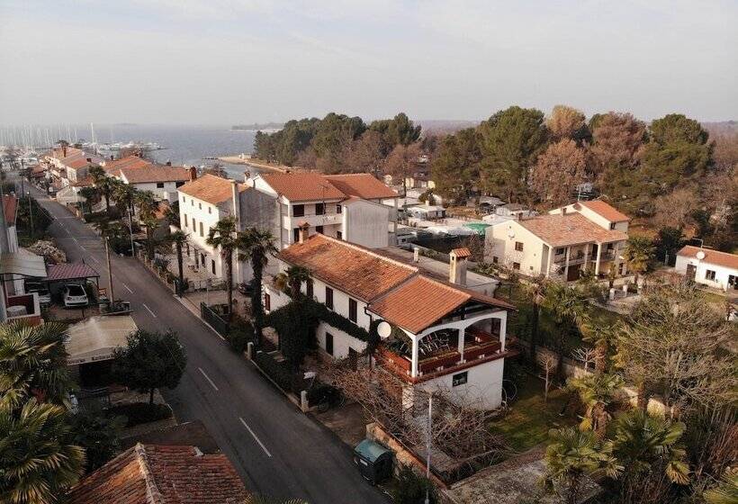 ペンション House Uli Near The Funtana Beach