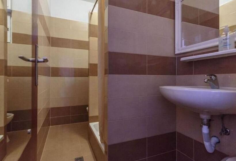 بنسيون Lavish Double Bed Room With Balcony And Sea View