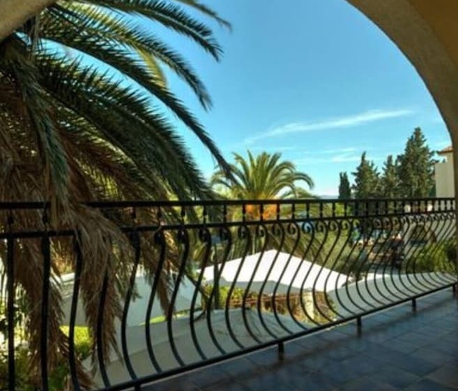 بنسيون Lavish Double Bed Room With Balcony And Sea View