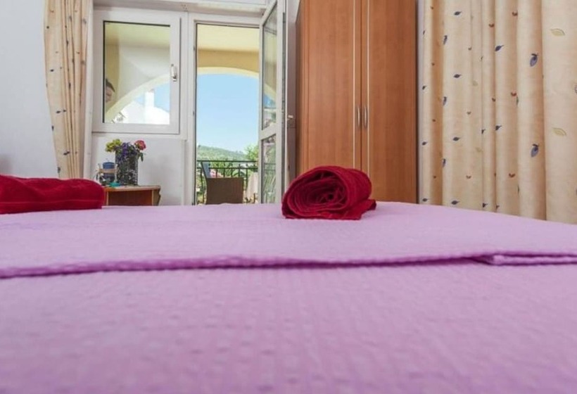 بنسيون Lavish Double Bed Room With Balcony And Sea View