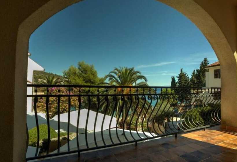 بنسيون Lavish Double Bed Room With Balcony And Sea View