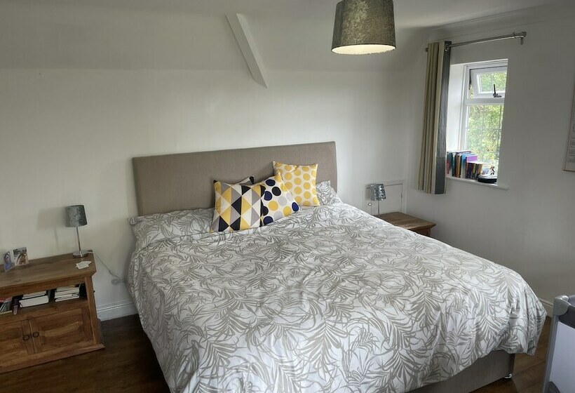 Stunning Detached Cottage With Poole Views And Hot Tub