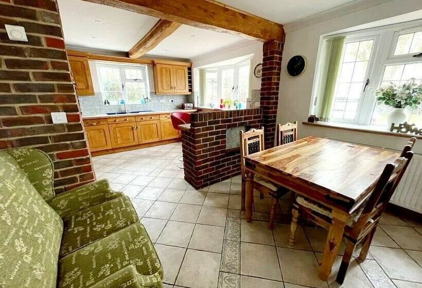 Stunning Detached Cottage With Poole Views And Hot Tub