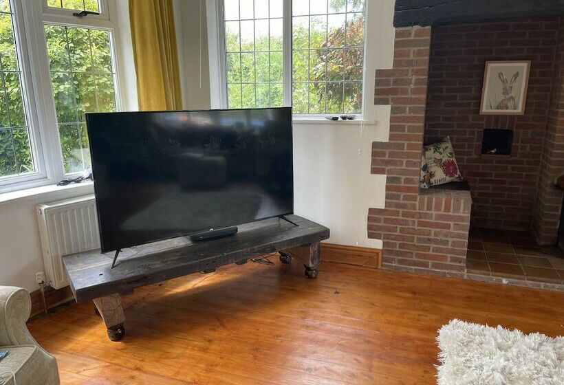 Stunning Detached Cottage With Poole Views And Hot Tub