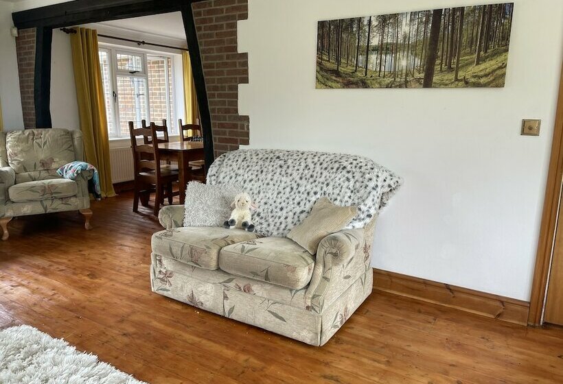 Stunning Detached Cottage With Poole Views And Hot Tub