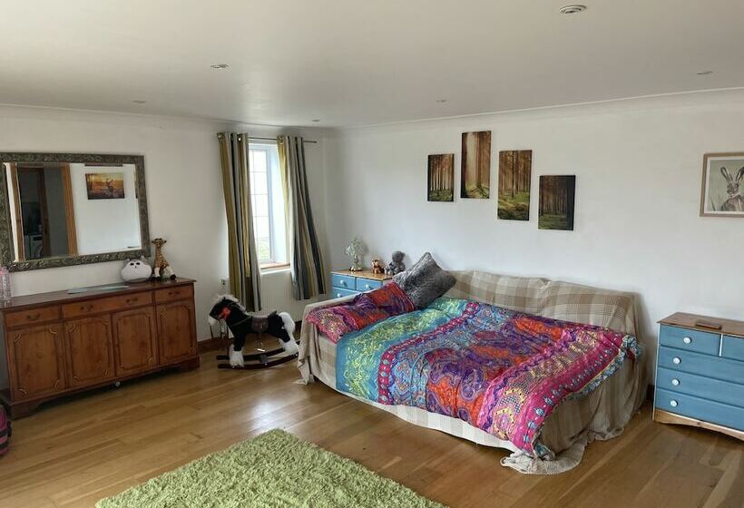 Stunning Detached Cottage With Poole Views And Hot Tub