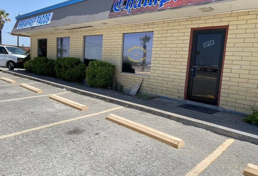 فندق على الطريق Champions Inn