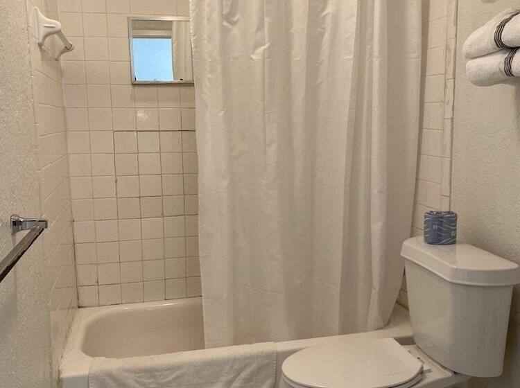 فندق على الطريق Champions Inn