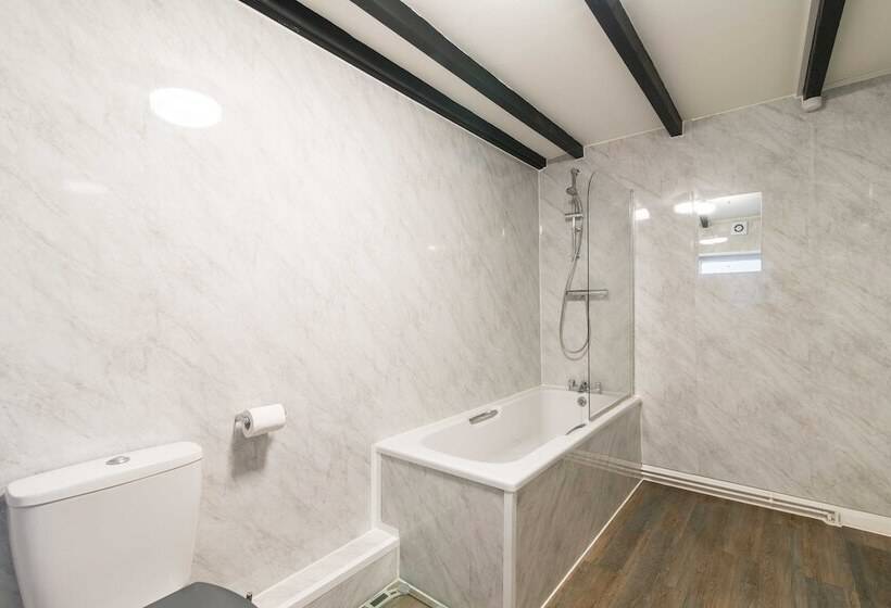 بنسيون Excellent 3 Bed House   Close To Airport