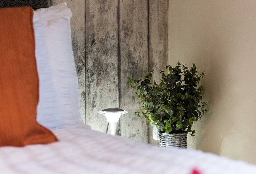 بنسيون Excellent 3 Bed House   Close To Airport