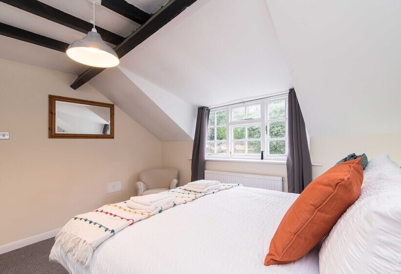 بنسيون Excellent 3 Bed House   Close To Airport