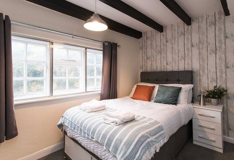 بنسيون Excellent 3 Bed House   Close To Airport