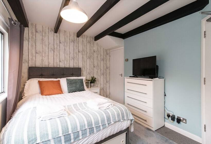 بنسيون Excellent 3 Bed House   Close To Airport