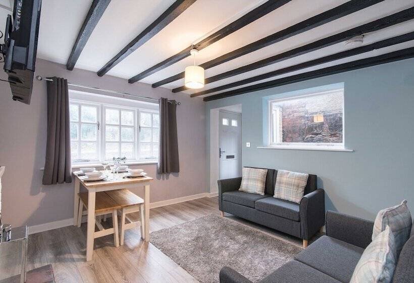 بنسيون Excellent 3 Bed House   Close To Airport