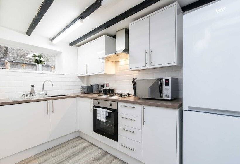 بنسيون Excellent 3 Bed House   Close To Airport