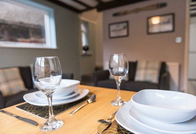 بنسيون Excellent 3 Bed House   Close To Airport