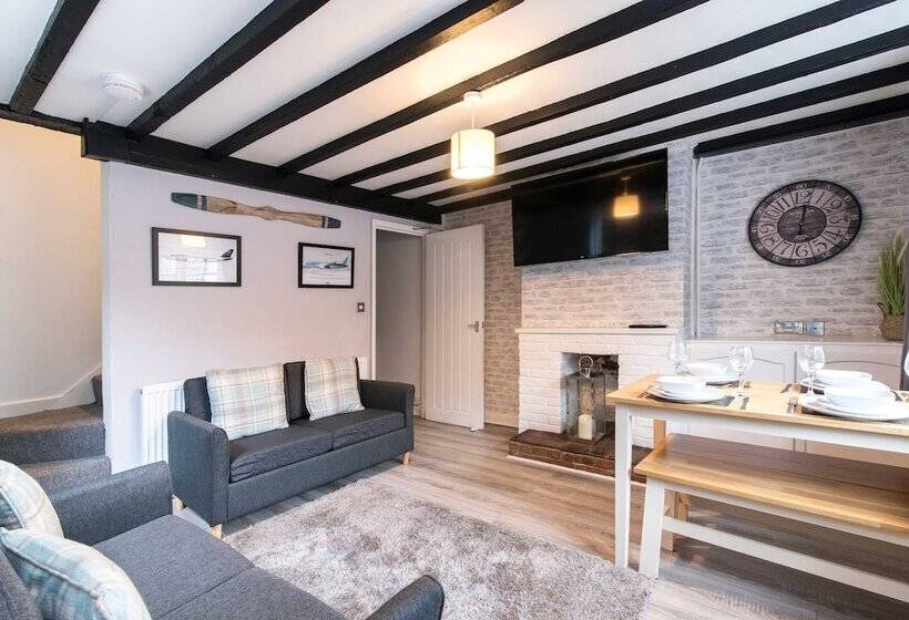 بنسيون Excellent 3 Bed House   Close To Airport