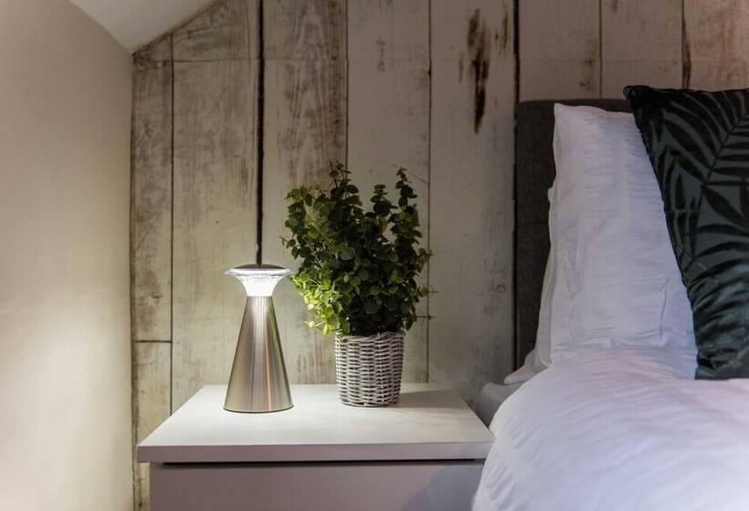 بنسيون Excellent 3 Bed House   Close To Airport