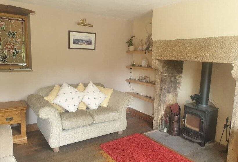 Beautiful 2 Bed Cottage In Hurst Green