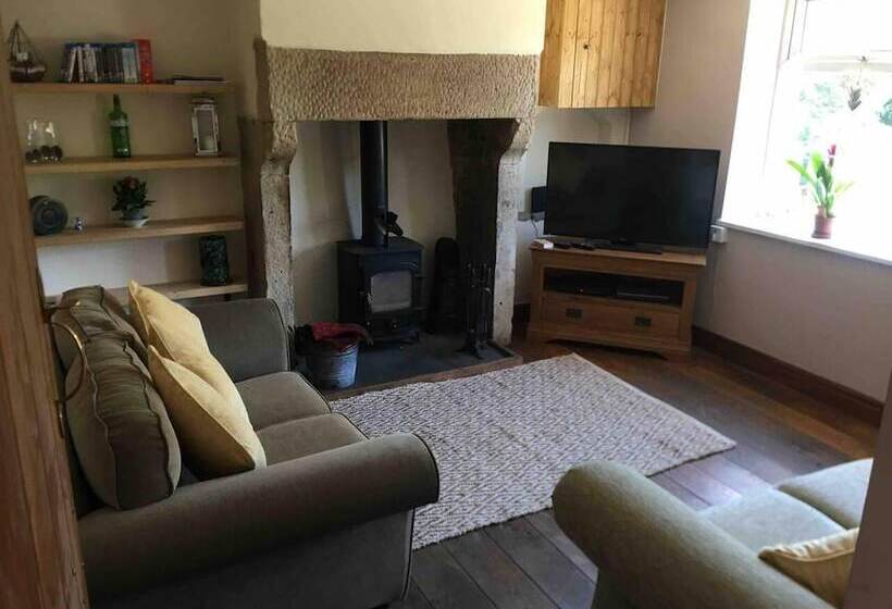 Beautiful 2 Bed Cottage In Hurst Green