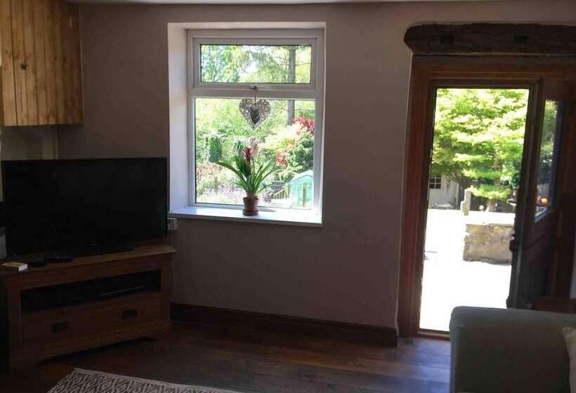 Beautiful 2 Bed Cottage In Hurst Green