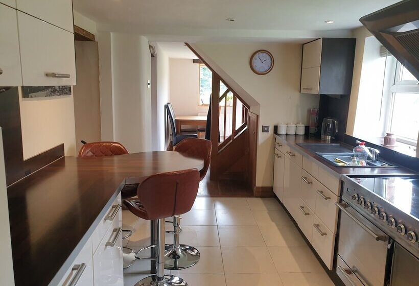 Beautiful 2 Bed Cottage In Hurst Green