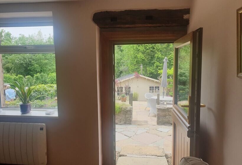 Beautiful 2 Bed Cottage In Hurst Green