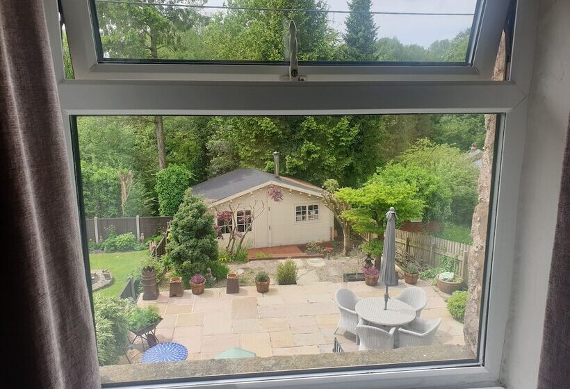 Beautiful 2 Bed Cottage In Hurst Green