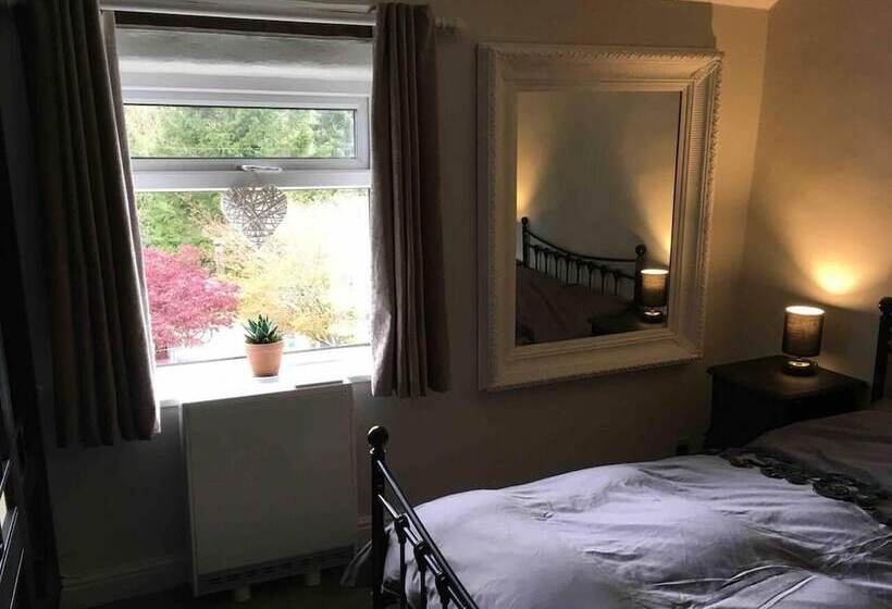 Beautiful 2 Bed Cottage In Hurst Green