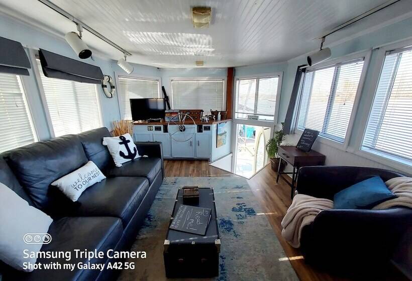 בית מלון כפרי 2 Story Houseboat Seeking A Captain Fishpets Ok