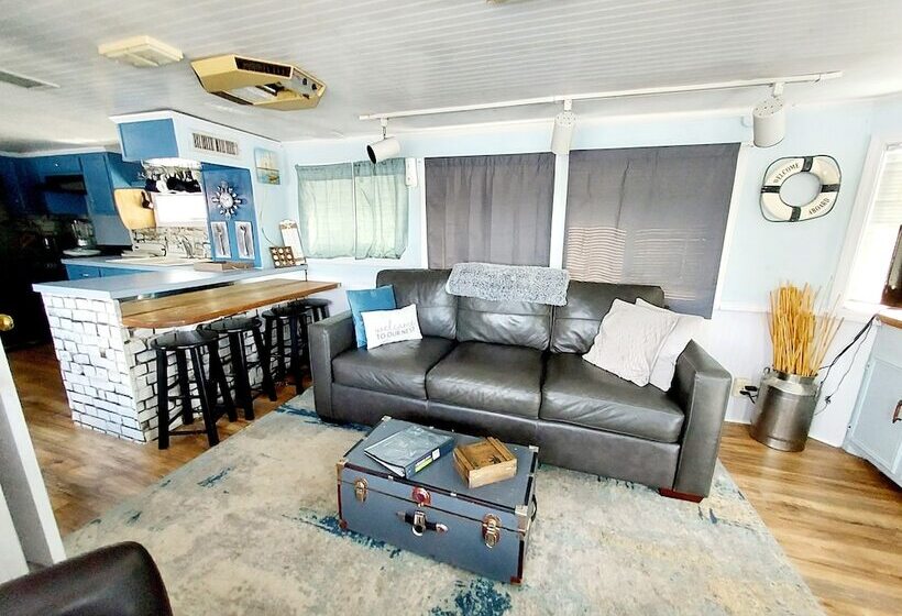 בית מלון כפרי 2 Story Houseboat Seeking A Captain Fishpets Ok