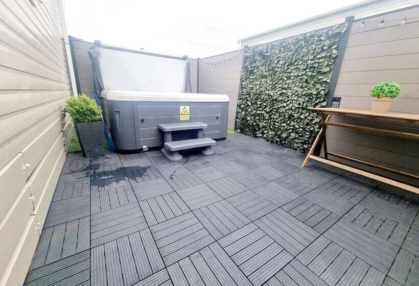 בית מלון כפרי Apple Tree Lodge, Hot Tub, 3 Bedroom, 2 Bars