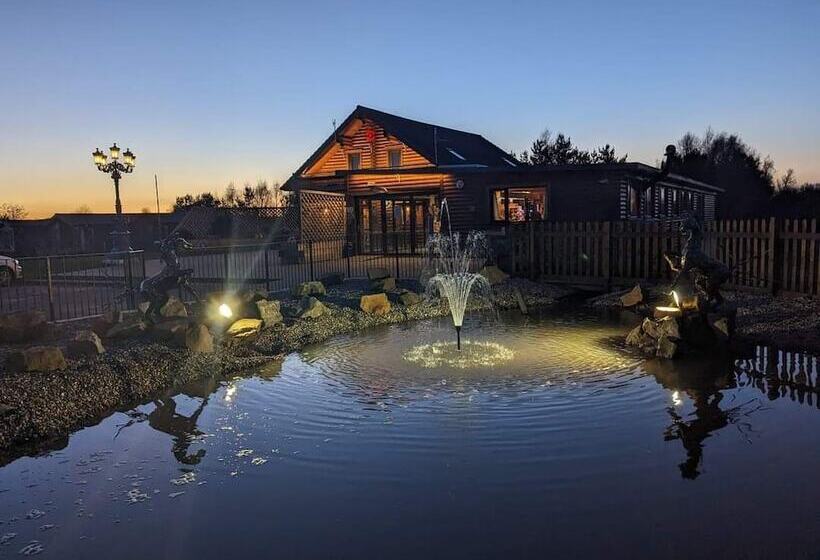 בית מלון כפרי Apple Tree Lodge, Hot Tub, 3 Bedroom, 2 Bars