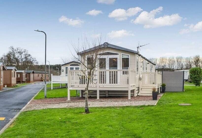 בית מלון כפרי Apple Tree Lodge, Hot Tub, 3 Bedroom, 2 Bars