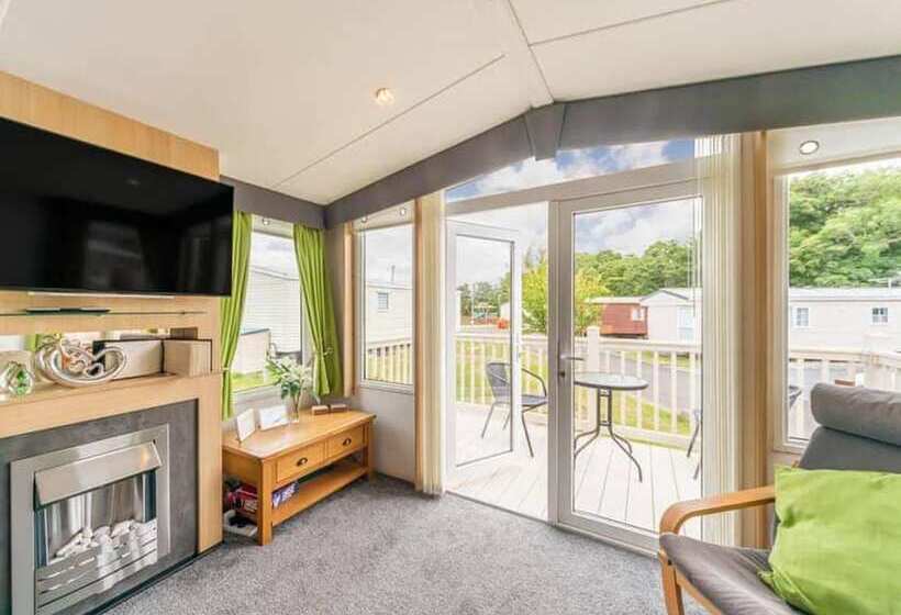 בית מלון כפרי Apple Tree Lodge, Hot Tub, 3 Bedroom, 2 Bars