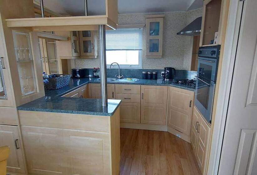 فندق Delighful, Cosy Caravan With Sea View In Monreith