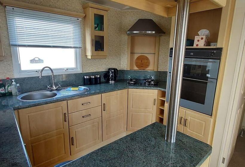فندق Delighful, Cosy Caravan With Sea View In Monreith