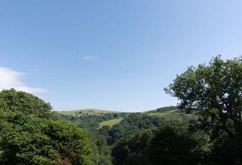 酒店 4 Large Bell Tents & Remote Wood Cabin   Sleeps 16