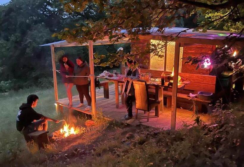 ホテル 4 Large Bell Tents & Remote Wood Cabin   Sleeps 16