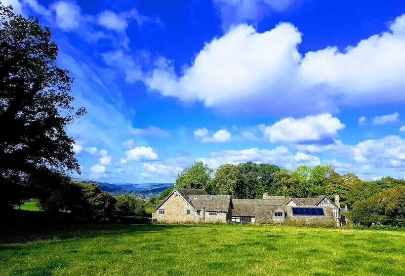 호텔 The Threshing Barn At Penrhos Court