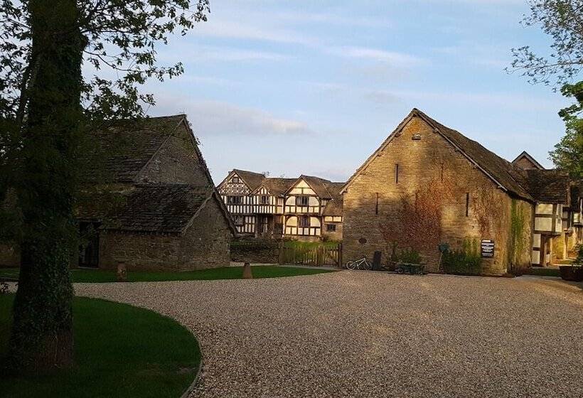 호텔 The Threshing Barn At Penrhos Court