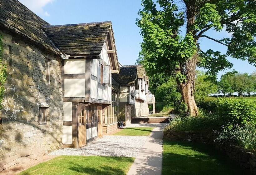 호텔 The Threshing Barn At Penrhos Court