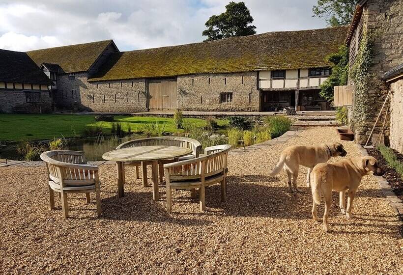 호텔 The Threshing Barn At Penrhos Court