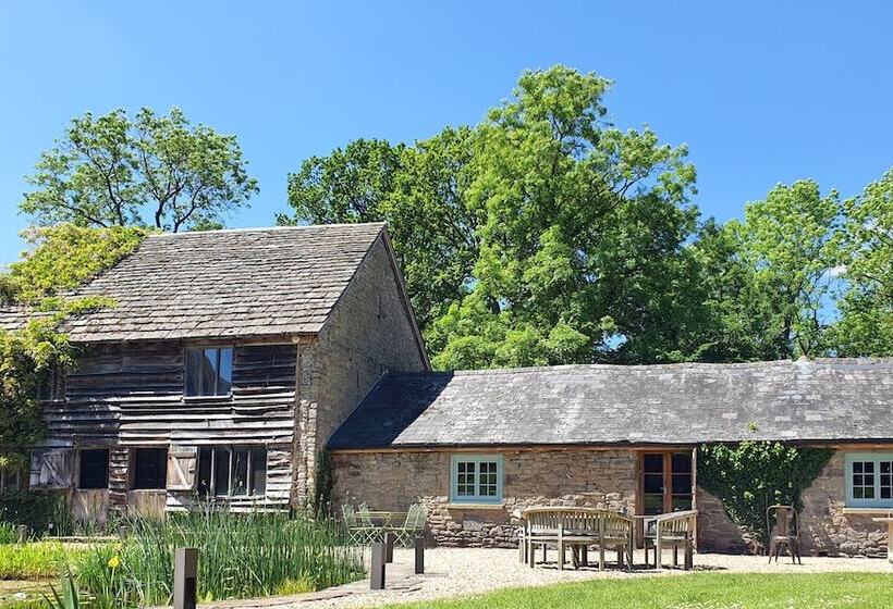 호텔 The Threshing Barn At Penrhos Court