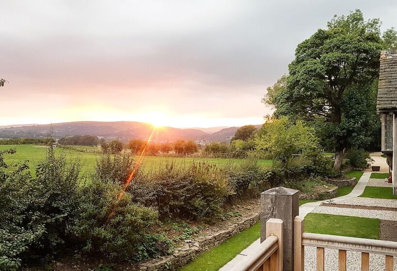 호텔 The Threshing Barn At Penrhos Court