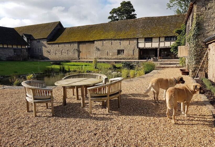 호텔 The Threshing Barn At Penrhos Court