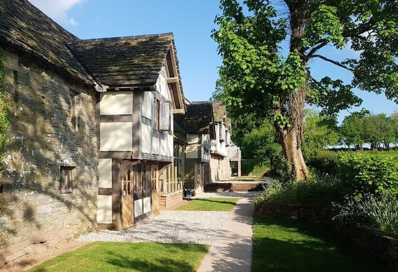 호텔 The Threshing Barn At Penrhos Court