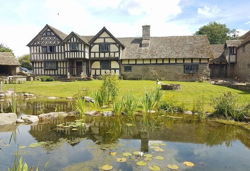 호텔 The Threshing Barn At Penrhos Court