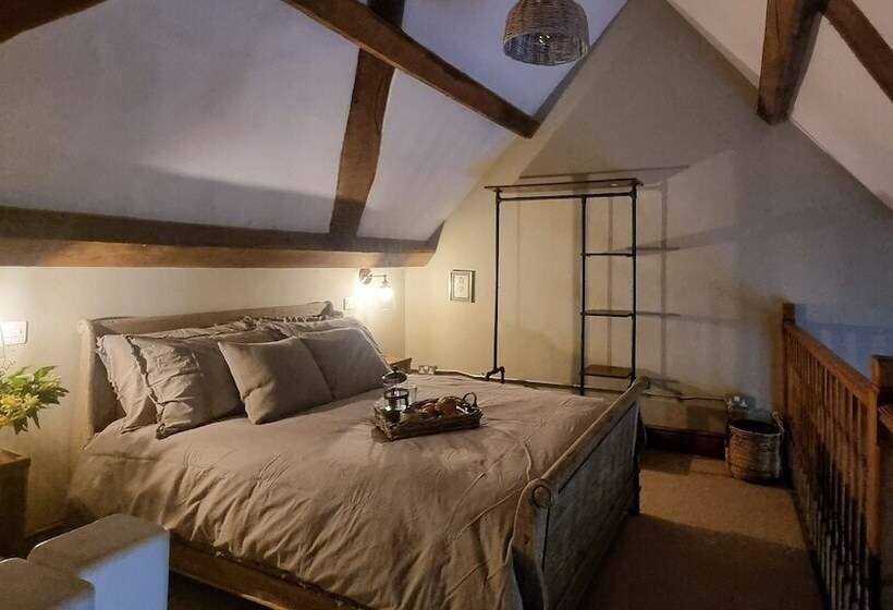 호텔 The Threshing Barn At Penrhos Court