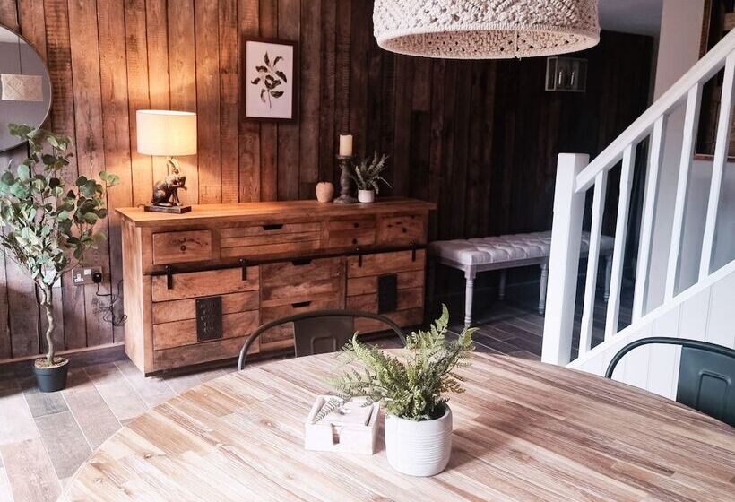 호텔 The Threshing Barn At Penrhos Court